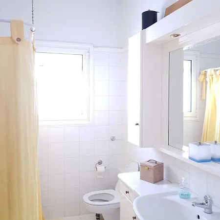 Blue. Two Storey House, 100 Meters From Sea Semesterbostad *