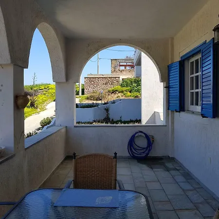 Blue. Two Storey House, 100 Meters From Sea Semesterbostad *